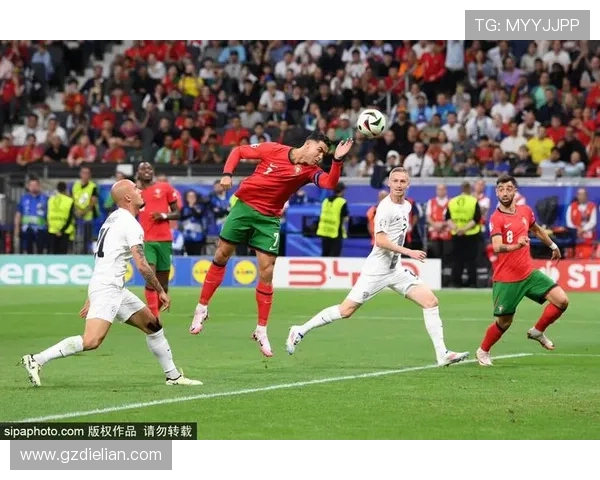 梦中邂逅足球巨星激情四溢的比赛场景让我感受到了无与伦比的运动魅力